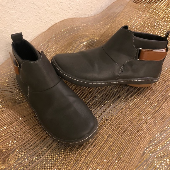 Ankle boots that are like new, Taupe, beige strap with Velcro to tighten - Picture 8 of 8